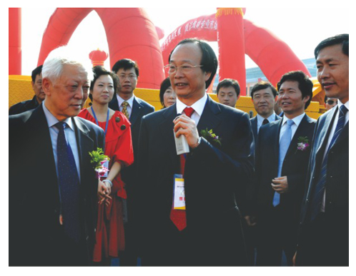 石華輝董事長為視察公司展位的全國人大副委員長周鐵農(nóng)介紹產(chǎn)品技術(shù)特點(diǎn)