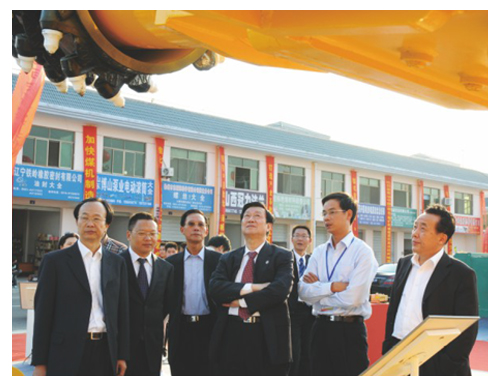 2008年9月中國煤炭工業(yè)協(xié)會(huì)第一副會(huì)長、黨委書記濮洪九在石華輝董事長陪同下視察公司展位
