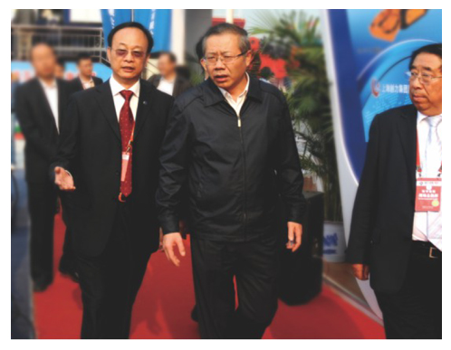 2012年9月石華輝董事長陪同山西省委常委組織部長湯濤視察公司展位
